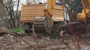 İnşaat alanında kazıcı