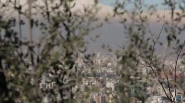 Dağlar ve çiçekler ile şehir