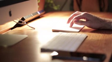 imac yanındaki masasında Touchpad kullanarak ele