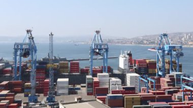 Port işyerinde Vinçler