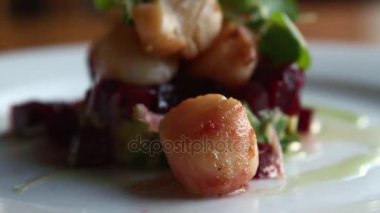 gurme gıda üzerine plaka çatal ile