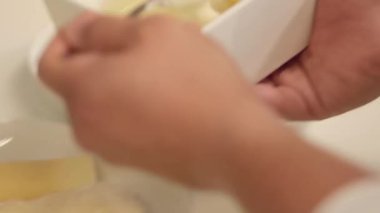 Beyaz soslu makarna yemeği yerleştirerek el