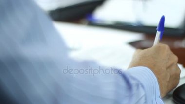 Ellerinde belge üzerinde kapat