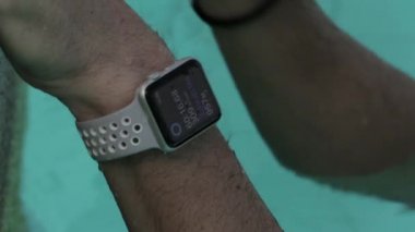 Watch kullanarak yüzücü