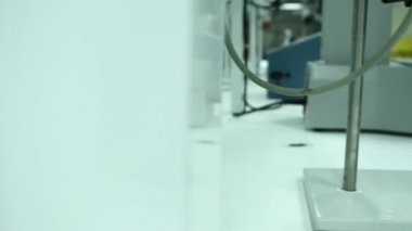 bir cam ölçek sıvı çözüm temizleyin