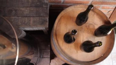 şarap içine döktü