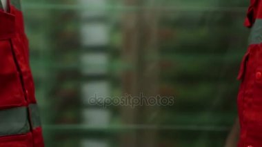 iki adam el sallamak