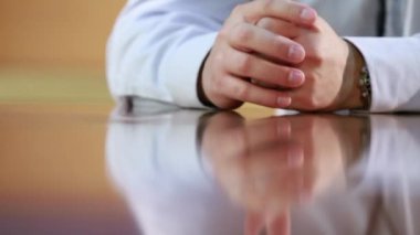 ahşap masa el yansıması