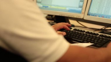 Bilgisayarda çalışan kişi  