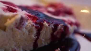 kırmızı soslu kek