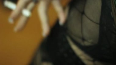 kadının kadın çorabı kesip