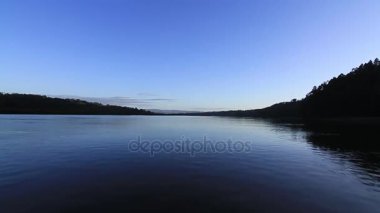 Göl üzerinde şafakta süpürme