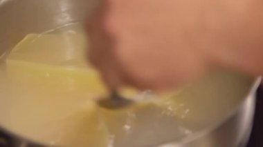 Şef'in el lazanya sayfaları karıştırarak