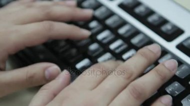 Tipik PC klavye üzerinde kadın