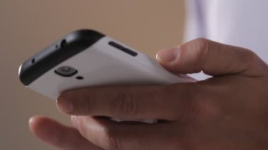 Akıllı telefon kullanan kişi