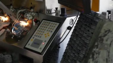 Laboratuvarda çalışan işçi  