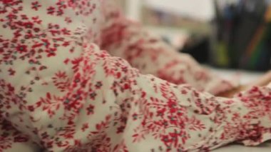 tipik bir klavye üzerinde eller