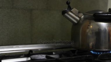 Dumanı tüten çaydanlık