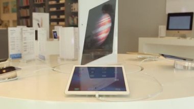 bir mağazada sergilenen iPad