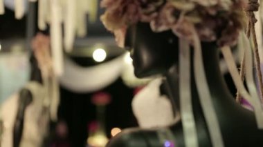 Gelinlik giyen iki manquins