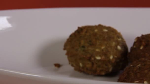 Gros plan de falafel sur plaque — Video