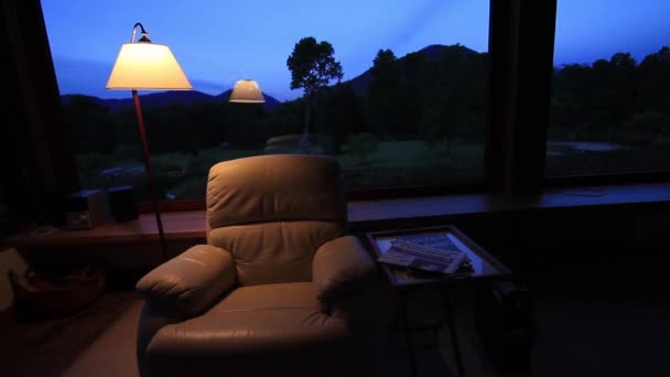 Εσωτερικό σπιτιού, recliner και λάμπα — Αρχείο Βίντεο