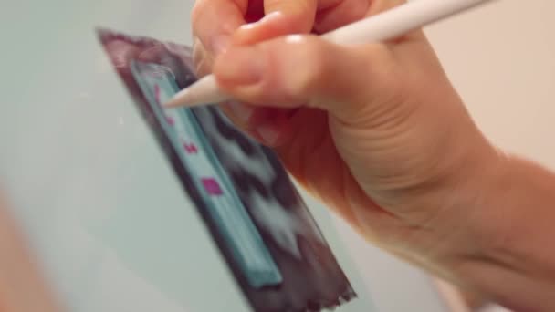 Frauenhandzeichnung auf Tablet — Stockvideo