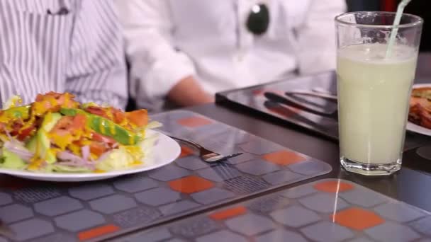 Lachssalat auf Teller serviert — Stockvideo