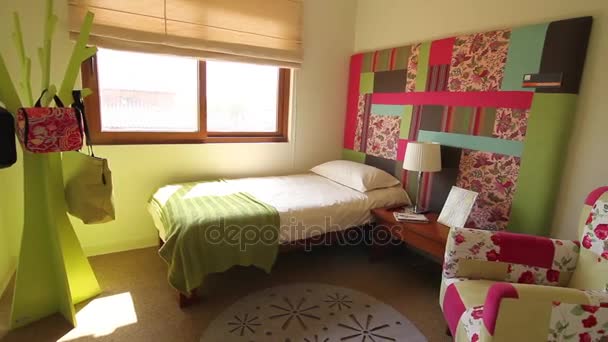 Interior del dormitorio de una chica — Vídeos de Stock