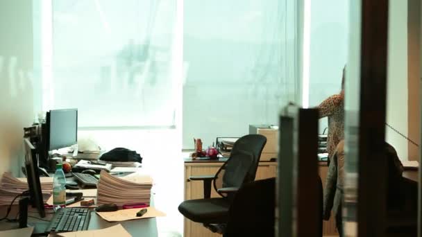 Kobieta rozmawiająca przez telefon w biurze — Wideo stockowe