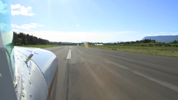 Vliegtuig rijden van start-en landingsbaan — Stockvideo