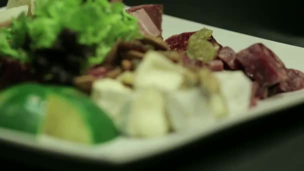 Bandeja mixta de salami y queso de frutos secos — Vídeos de Stock