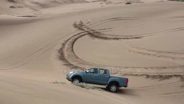 Truck on sand dunes — Stock Video