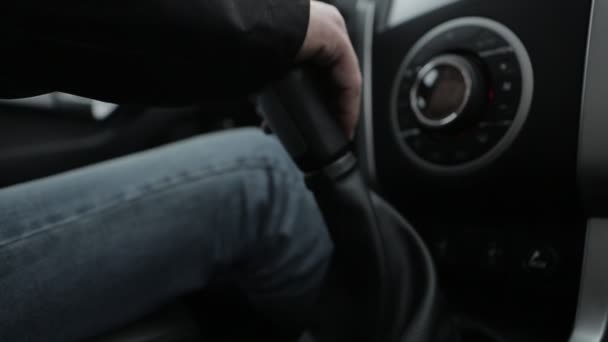 A mão do homem manipula a caixa de velocidades do carro — Vídeo de Stock