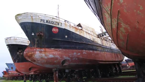 Buques oxidados en puerto marítimo — Vídeos de Stock