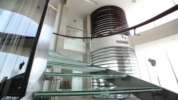 在建筑物中的玻璃楼梯 — 图库视频影像