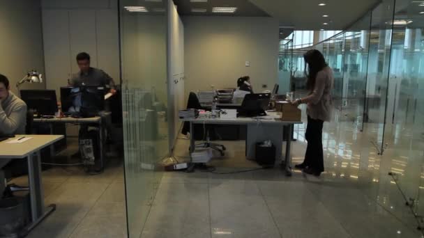 Personnes travaillant au bureau — Video