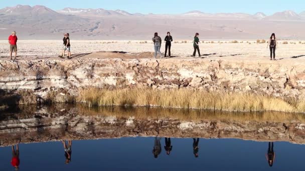 Lago deserto con la gente — Video Stock