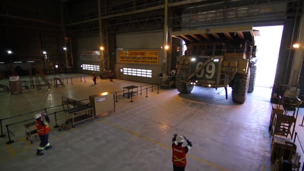 Heavy mining dump truck in garage — Stock Video