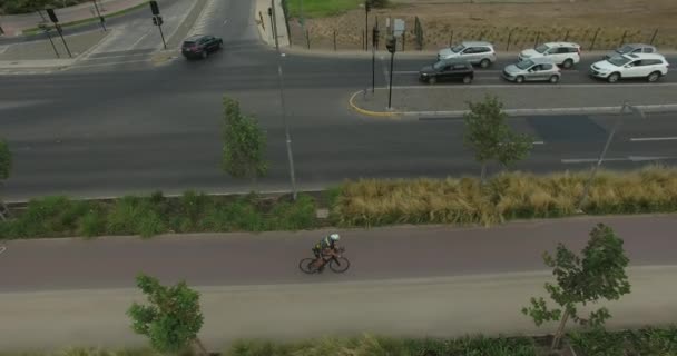 Cyklist ridning nära creek — Stockvideo