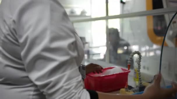 Trabalhadores que trabalham em laboratório — Vídeo de Stock