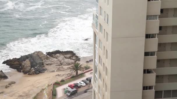 Vista do edifício à beira-mar — Vídeo de Stock