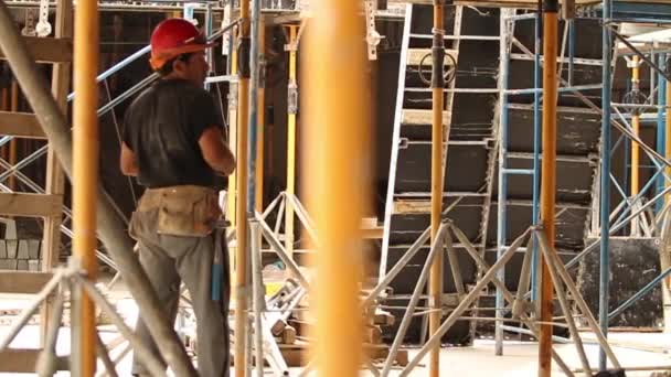 Trabalhadores dos estaleiros de construção — Vídeo de Stock