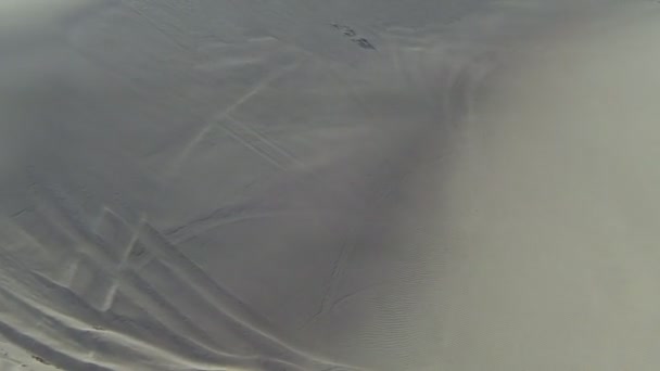 Kamyon kum tepeleri üzerinde — Stok video