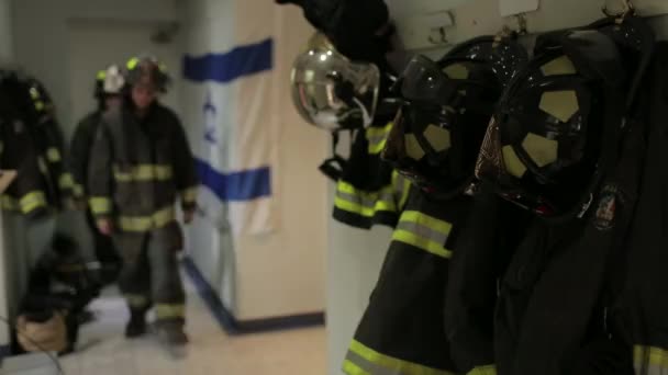 Πυροσβέστες περπατώντας μέσα από το διάδρομο — Αρχείο Βίντεο