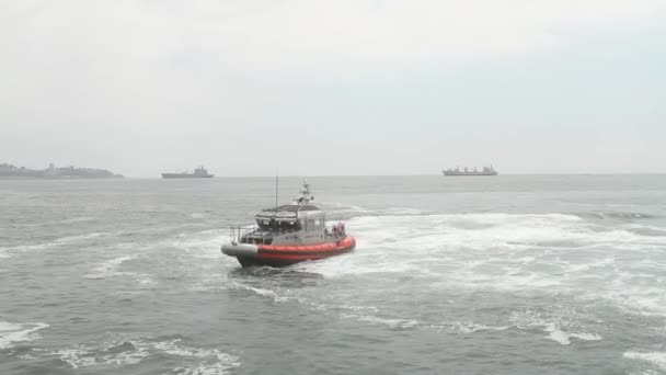 Lancha rápida militar en el agua — Vídeos de Stock