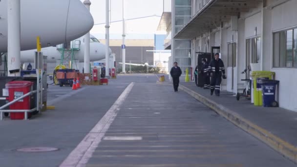 Personál letiště a zaparkovaných letadel — Stock video