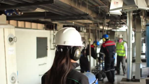 Female worker in industrial setting — Stock Video