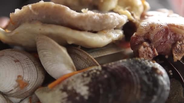 Viande préparée et plat de fruits de mer — Video