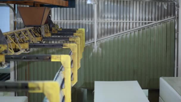 Máquina de fazer colchões em uma fábrica — Vídeo de Stock